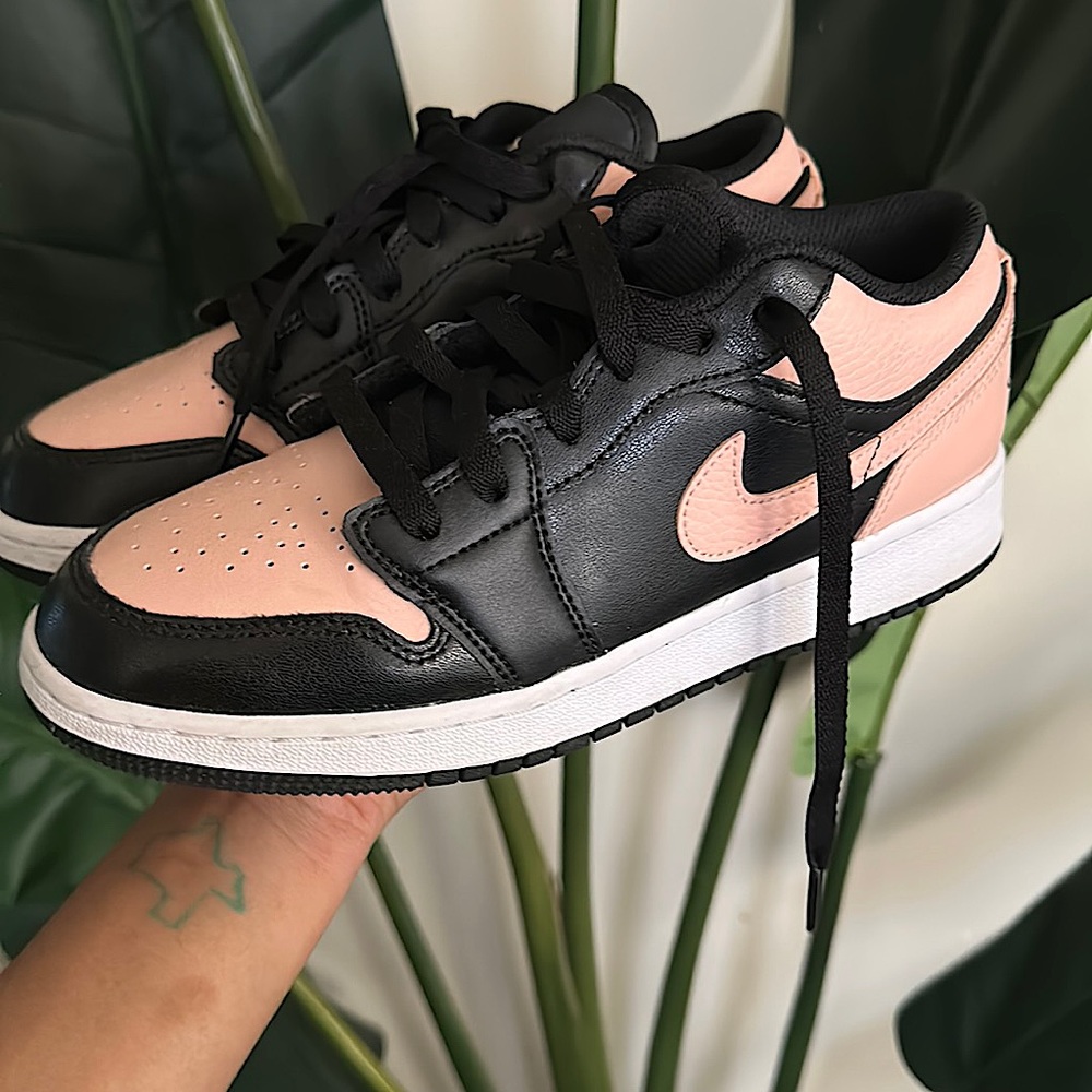 Jordan retro 1 Crimson Tint